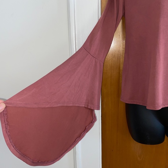 Style rack asymmetric bell sleeve top - Picture 6 of 9